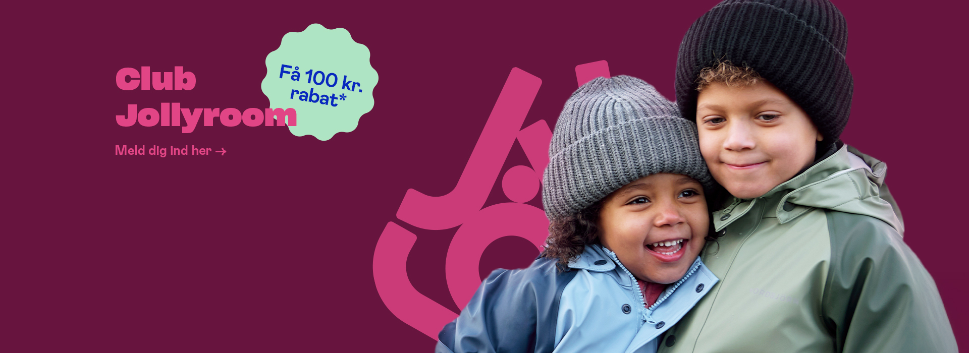 Pige i pink hætte og blå jakke foran lilla baggrund med tekst.