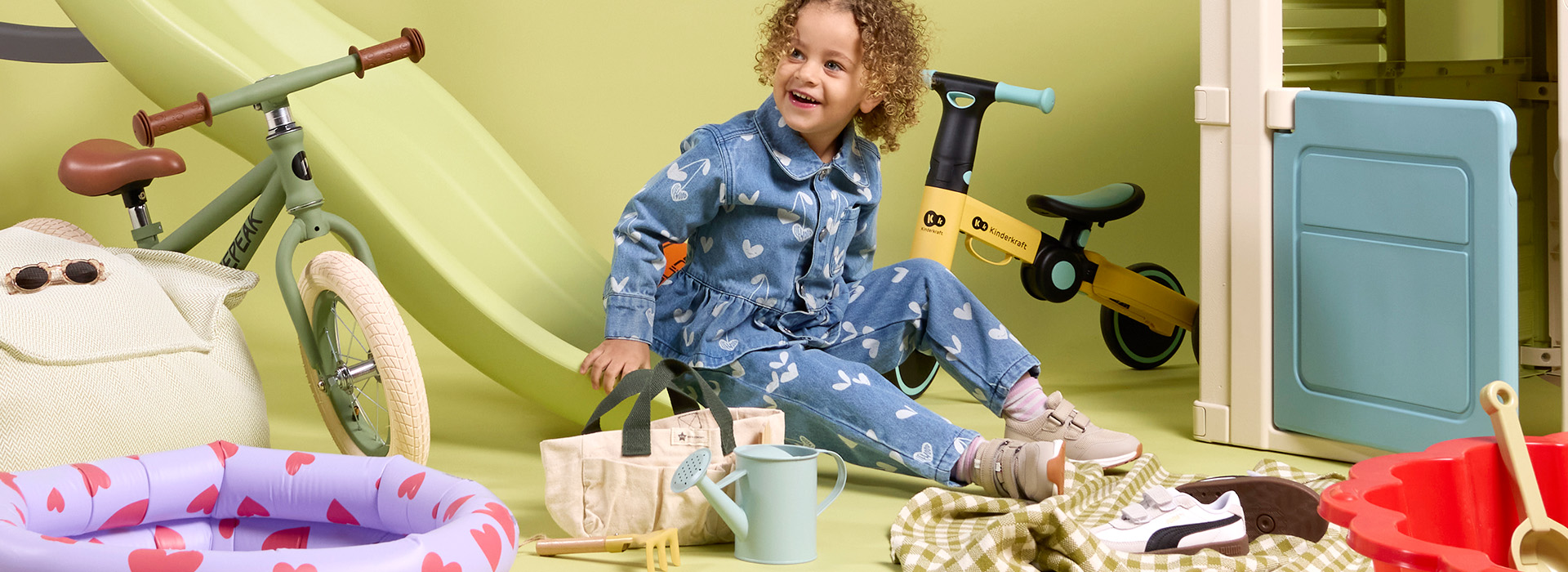 Barn leger med legetøj i en lys grøn baggrund, med teksten 'Vårstart'.